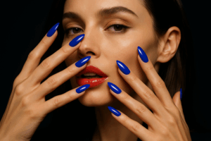 תמונה יפה של עמדת טיפוח ציפורניים עם מוצרים, יד נחה עם ציפורניים טבעיות בהרפיה